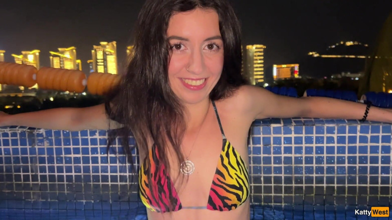 Katty West: La pool girl vuole scopare e accetta di fare sesso...