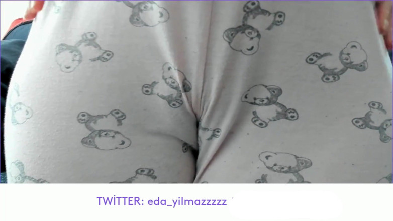 bigass_sexy_bigboobs: PAJAMA SI MASTURBA- STROFINANDO LA FIGA CON IL PIGIAMA