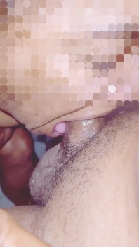 Sürtük orta yaşlı seksi kadın tesisatçı inlerken boğazına boşalmayı emiyor