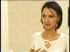 Lucky Cooch: Sprchování ji rozpálí