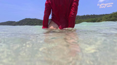 Shiny teens: 910 in panty onder water