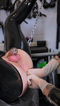 Maîtresse, masque à gaz, fisting anal
