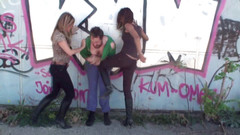 Femdom Austria: Sparkar den stackars trampen