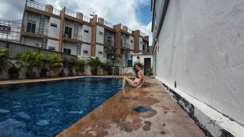 SkinnyWithAHugeDick: Sfw joacă despre în piscina noastră