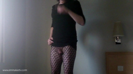 EmmaLeeTV - Nylon Fetish Tranny: Tranny Emma Lee met een patroon in panty's pik