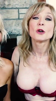 Nina Hartley och Natasha Voya byst ut den vibrerande trollstaven