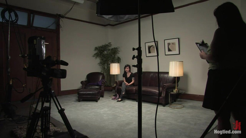 Hogtied by Kink: Casting Couch 2 bella ragazza locale, Anja, arriva per la sua...