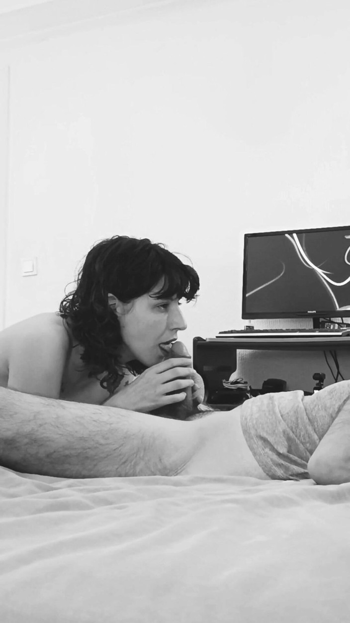 Akasha7: Succhiare il cazzo prima di andare a letto mi lascia...