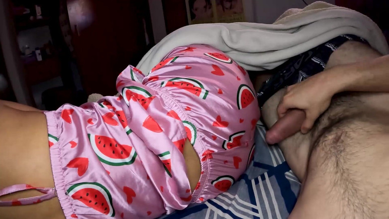 Sophilovely: Sora vitregă brunetă cu fund mare face sex și fese îi sar