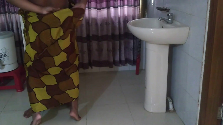 Aria Mia: Jab Tamil Sexy Mosi Bistar Ke Neche Phans Jate Hai...