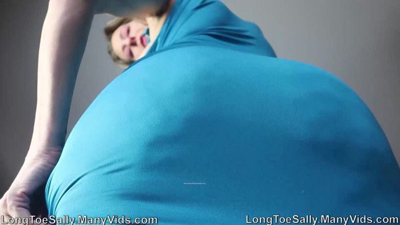 Long Toe Sally Big Buns: mare albă cu forme