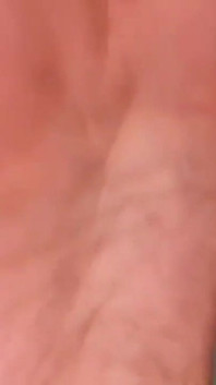 Pembe foxx katırlarını sallıyor ve ayaklarını gösteriyor
