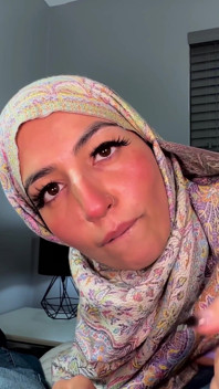Tesettürlü Aaliyah iç çamaşırını gösteriyor ve yüzüne büyük bir boşalma alıyor