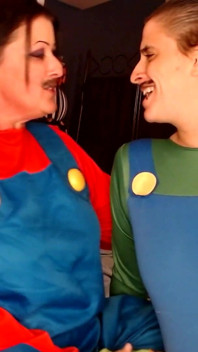 Baci lesbici cosplay di halloween