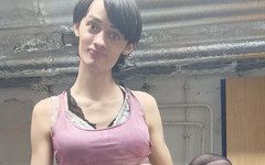 Aliciaquinn: Ragazza sexy che scopa carolina in bagno