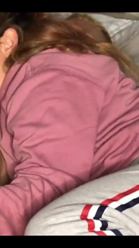 Latina-mädchen nimmt geschichten beim schwanzlutschen auf