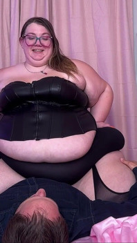Kayla peach si cewek super semok lagi asik dudukin adam di kastil