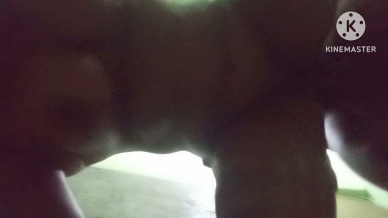 Latifah1234: ホットな継母が掃除中に勃起している継息子を見つけ、彼が彼女の大きな上で素早くイくのを助けました