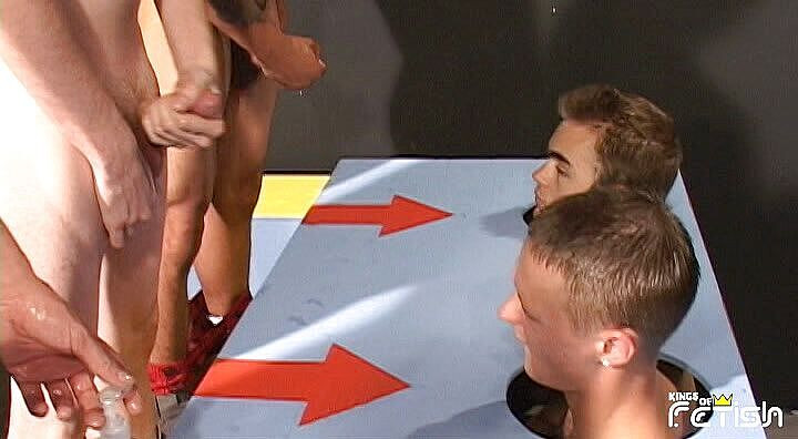 Gay Diaries: Grupo de chicos jóvenes participan en un concurso de mamadas...