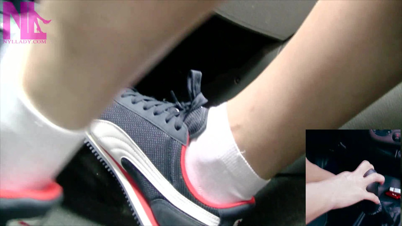 Nyllady: Mavi nike spor ayakkabı ve beyaz çorapla sürüş ve pedal pompalama