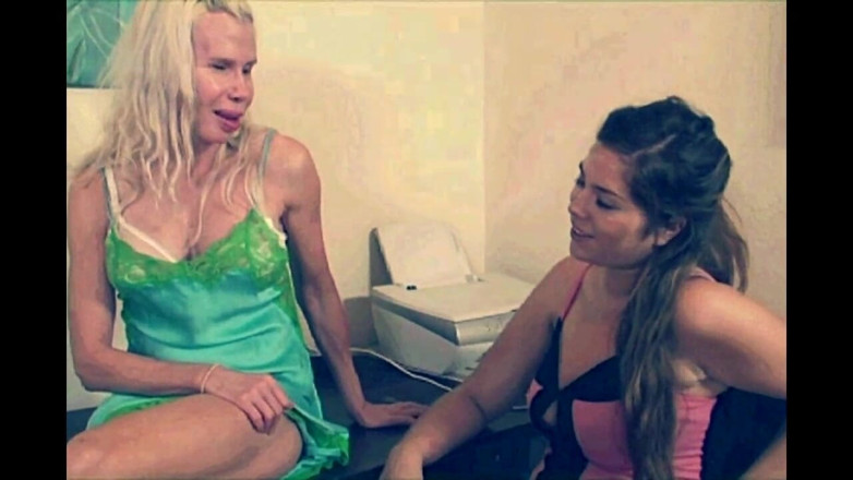 My Dirty Family: Milf feita e jovem com buceta peluda brincando com vibrador...