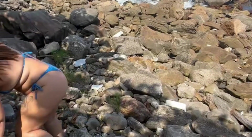 Lidi Ferrari: Heiße Brünette im Tanga-Bikini auf dem Weg des verlassenen Strandes –...
