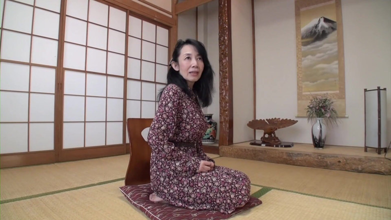 Japan Lust: Rondborstige Japanse oma stript en berijdt pik