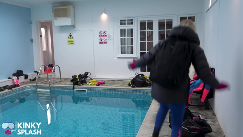 UKCuteGirl Lucy Lauren: Retiro de buceo - parte 1: sellado en neopreno y pidiendo problemas
