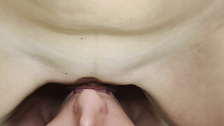 Nipple Stock: Мокрая пульсирующая вульва скользит по мужскому языку