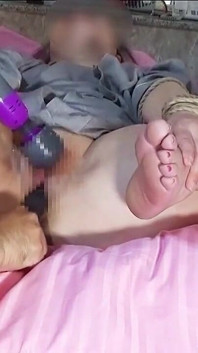 Duduk bersila, membuatnya datang dengan vibrator.