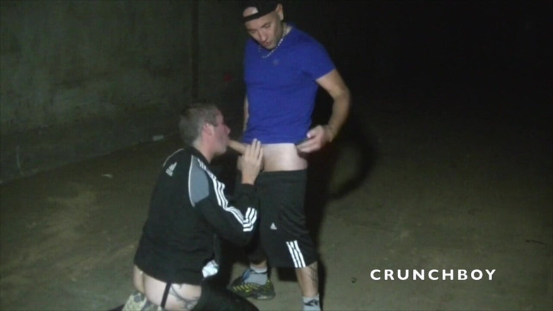 Kinky Bareback Boys: Sumisión dura en zapatillas al aire libre y chorreo de...