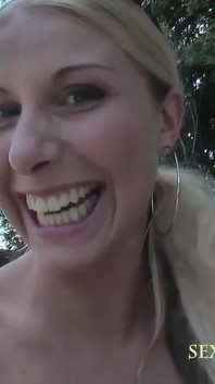 Rubia ratón de tetas desnuda en Mallorca
