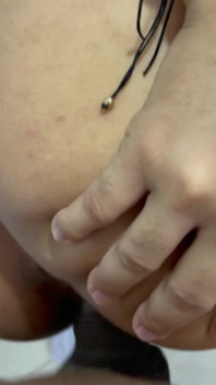 Ma grande demi-sœur adore frotter son piercing sexy sur mon énorme pénis jusqu’à ce que je jouisse sur son joli visage.