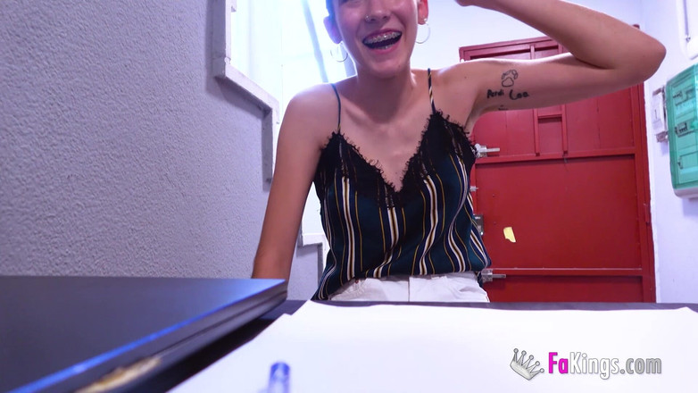 FAKings: 작은 몸에 큰 가슴을 가진 아름다운 초보자, 무자비하게 섹스당했다. 로레토 스미스, 포르노 가짜 시도