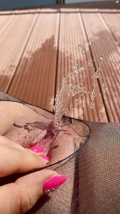 Josefine Schmied: Piscio sul balcone al sole