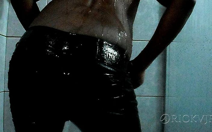 Rickvjr: Twerking at Bathroom 'black at Shower'