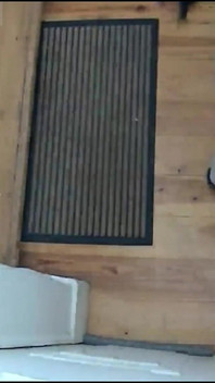 Відчайдушний хлопець, залишений на вулиці його сусідом по квартирі, мочить себе, а потім мститься