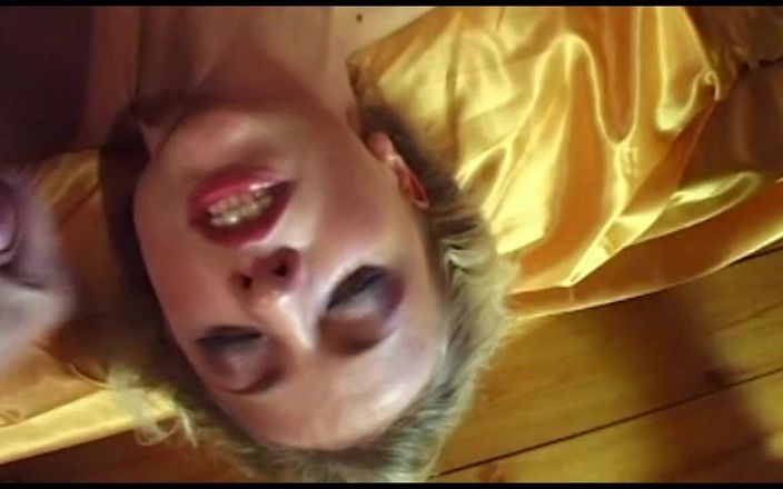 Muschi movie official: Troia bionda scopata in gang in un quartetto