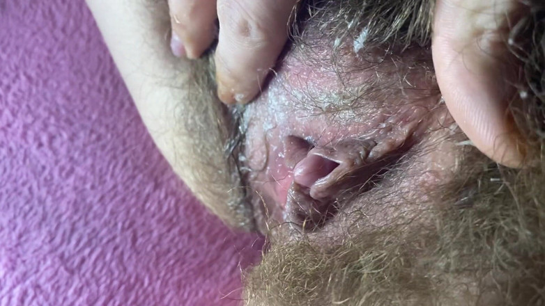 Cuteblonde666: Z bliska mokra owłosiona cipka duża łechtaczka