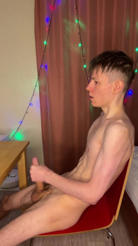Het verbeelden van de beste vriend zorgt ervoor dat Twink harder ooit klaarkomt