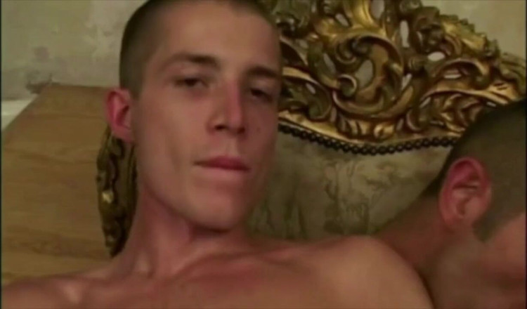 STRAIGHT BOY CURIOUS: Üvey baba hırçın tarafından emiyor