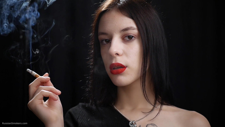 Russian Smokers: dubli larki dhoomrapaan kar rahi hai do laal