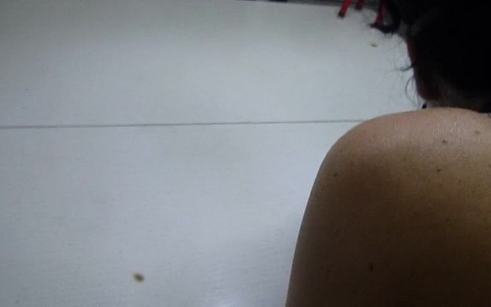 Toilet Mommy: Estoy follando a mi perra en la mesa con una...