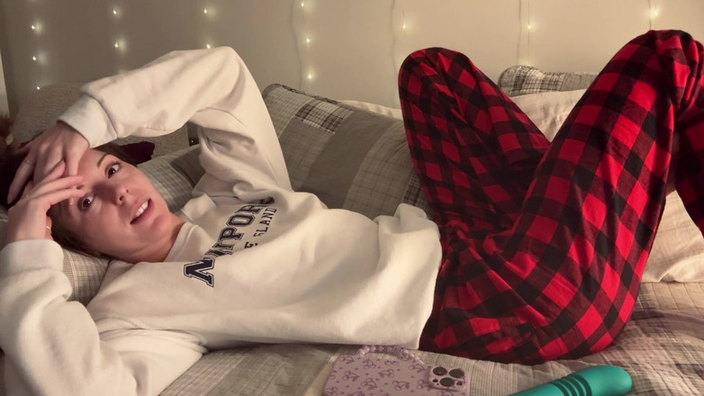 Nadia Foxx: 방에서 의붓 시스의 장난감을 찾는 것은 대결로 이어집니다.