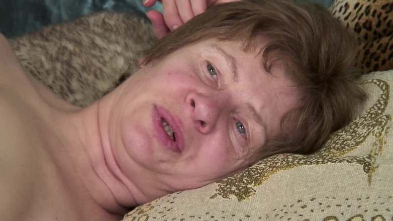 Onlyvids: nadržená babička masturbuje a pak je ošukána