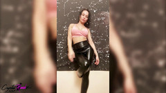 Crystal Rush: Брюнетка танцює, пестить кицьку і трахає ділдо після спортивних тренувань