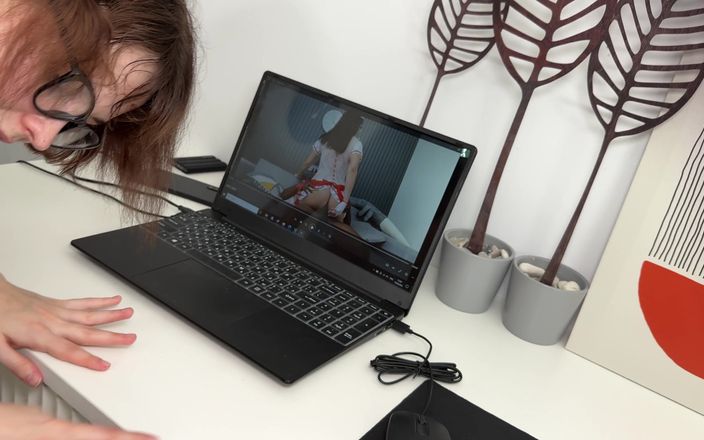Pantyhose me porn videos: Iris застукала Momo за просмотром порно в колготках и получает кримпай