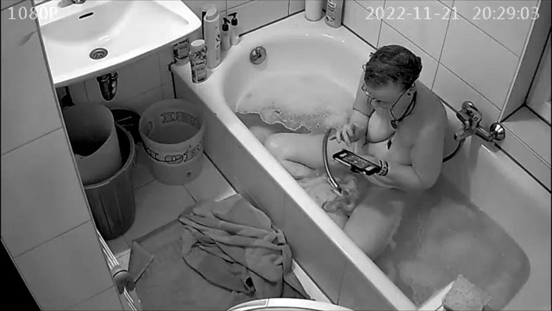 KittieNoOne: बाथरूम में पकड़ा गया