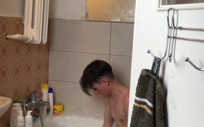 Gunter Meiner: Un garçon mince se branle sous la douche