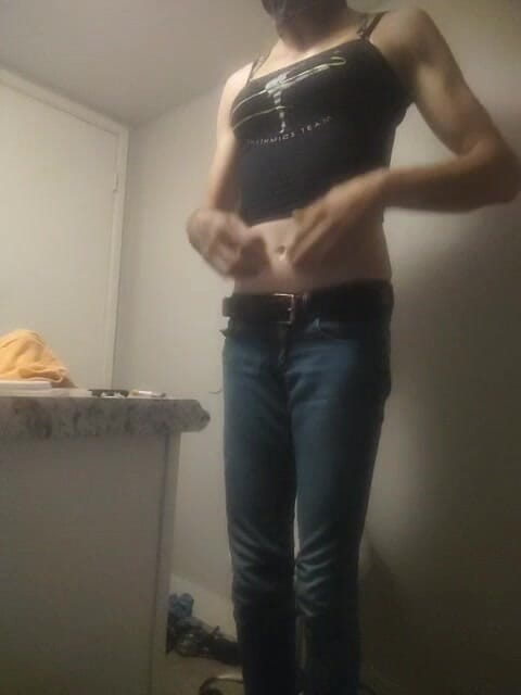 K8e Snow: Elle essaye des vêtements dans la salle de bain